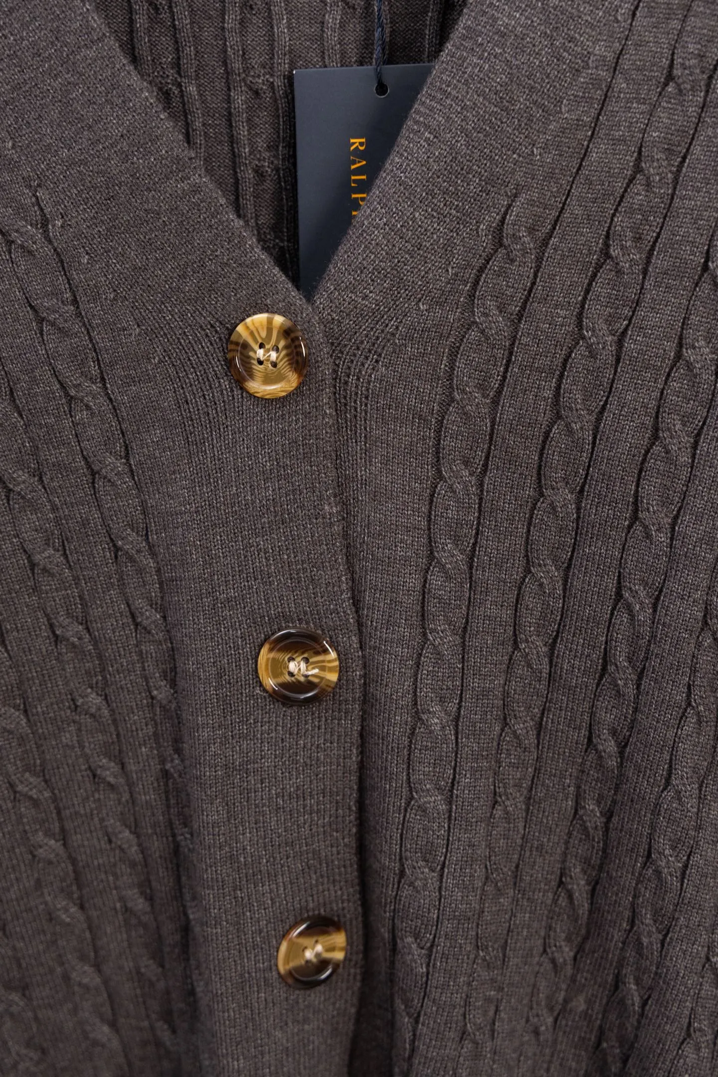 P190 Ralph Lauren Classic V-neck Solid Color Pony Embroidered Logo Knitted Cardigan Long Sleeve Ralph Lauren Classic Basic Versatile Twist Knitted Cardigan Long Sleeve Main supply platform live broadcast Wholesale entity Replenish when out of stock Not removed from the shelves Quality 1:1 patterning Complete three standards Correct version of pony logo Imported quality cotton yarn Focus on high-end Cost-effective Good quality Needless to say Zhao Lusi's same style is really amazing, so sweet I'm so beautiful. This cardigan is really good-looking. It's simple and easy to wear. It's a must-have for goddess ootd. Good-looking clothes are never picky. A must-have in the wardrobe of goddesses. Size: S-XL. Color: Navy blue, red, khaki, dark gray.